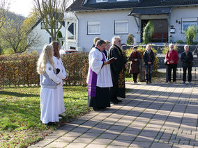 Segnung der Gräber auf dem Friedhof in Naumburg (Foto: Karl-Franz Thiede)